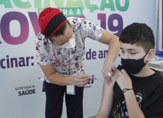 Primeira criança vacinada contra Covid-19 em Barueri tem 10 anos