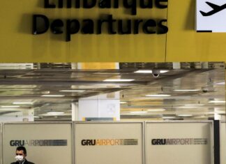 Centenas de voos são cancelados em meio a avanço de covid-19 e gripe