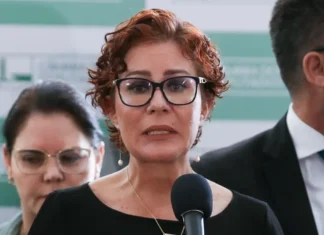 TSE multa deputada Zambelli em R$ 30 mil por fake news sobre e-Título