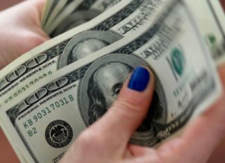 Dólar cai para R$ 5,35 após governo negar revisão de reformas