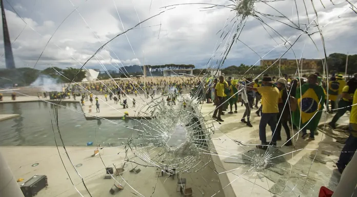 PM prende acusado de furtar réplica da Constituição no 8 de janeiro