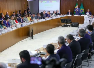 Lula orienta ministros a não criarem novos programas
