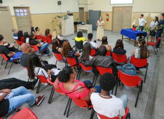 Alunos selecionados para o Print School participam da reunião de apresentação do programa