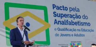 Governo faz pacto para alfabetizar brasileiros com mais de 15 anos