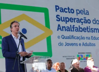 Governo faz pacto para alfabetizar brasileiros com mais de 15 anos