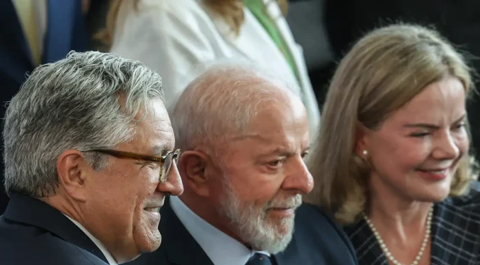 Gleisi Hoffmann cita isenção do IR como prioridade da agenda política
