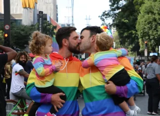 Com música e alegria, Parada LGBT+ de SP chama atenção para a política
