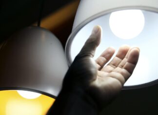 Senado aprova PL que devolve valores pagos a mais na conta de luz