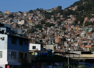 População de favela é mais negra e jovem que restante do país
