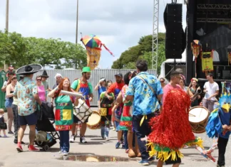 Carnaval é melhor do que celular, dizem crianças em bloquinho no DF