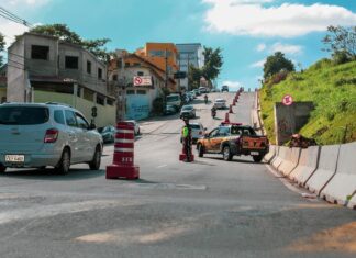 Avenida de Barueri tem faixa interditada para obras