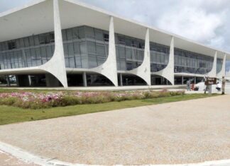 Lula e Macron falam de democracia e meio ambiente por telefone