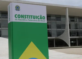 Sedes dos três poderes exibem representação da Constituição Federal