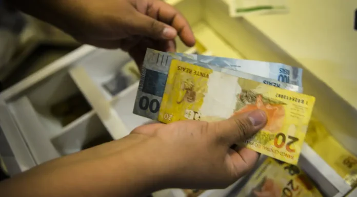 Prazo para sacar abono salarial acaba nesta segunda-feira