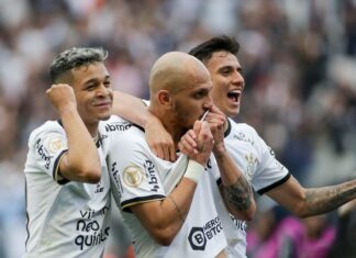 Corinthians vence Goiás e empata em pontos com líder Palmeiras