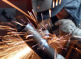 Produção industrial cai em quatro dos 15 locais pesquisados pelo IBGE