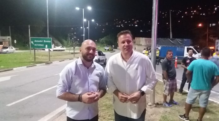 Prefeito Igor e vereador Professor Rafael entregam iluminação de Led na região de Amador