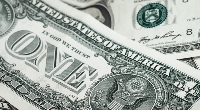 Dólar reverte alta e termina semana cotado a R$ 4,16