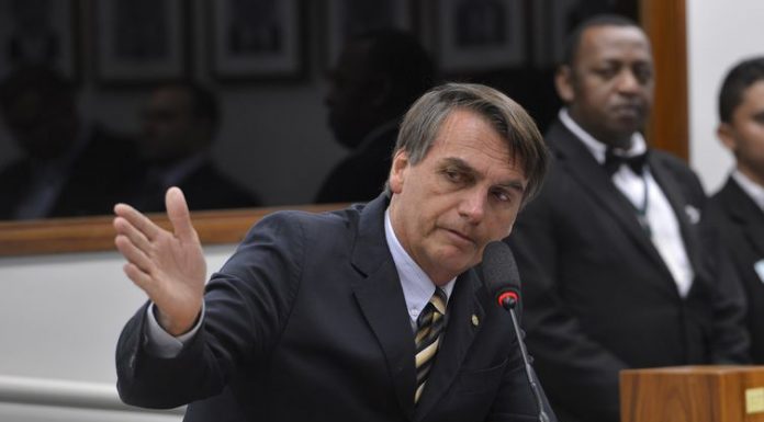 Bolsonaro recebe alta médica, deixa hospital e vai para o Rio