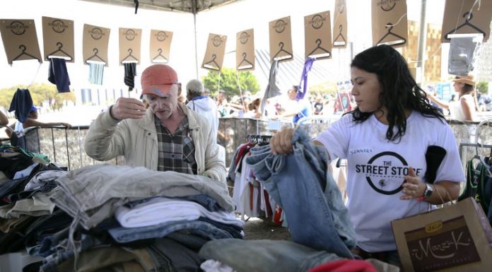 DF: Campanha monta loja por um dia e doa roupas a 500 moradores de rua