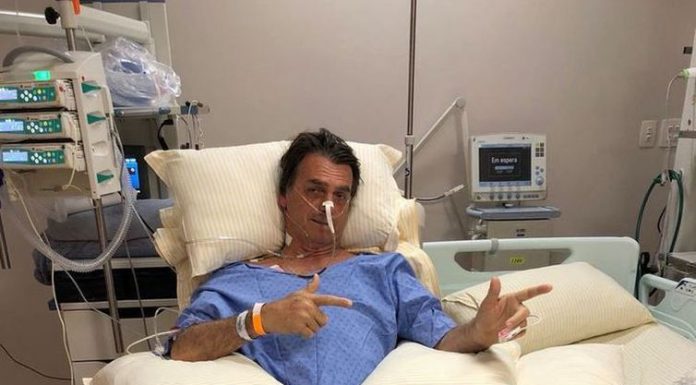 Filho diz que Bolsonaro teve “noite delicada”, mas passa bem