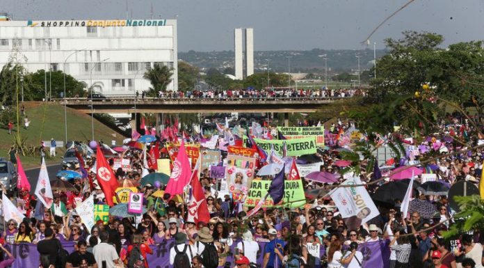Mulheres protestam em várias cidades contra machismo e homofobia