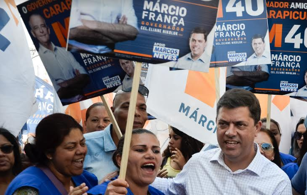 Marcos Neves caminha no Centro de Carapicuíba em apoio ao governador Márcio França
