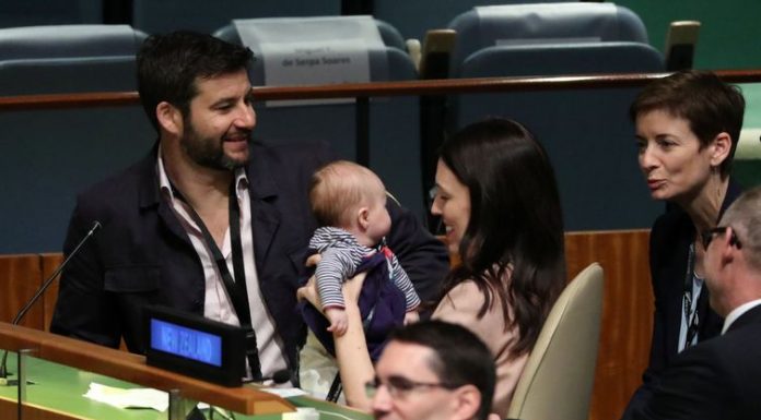 Primeira-ministra da Nova Zelândia leva bebê para Assembleia da ONU