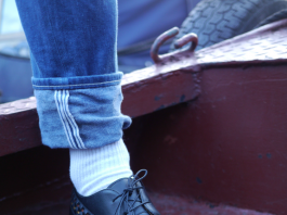 Ladrões furtam 13 pés direitos de sapatos em loja nos EUA