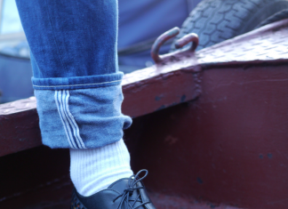 Ladrões furtam 13 pés direitos de sapatos em loja nos EUA