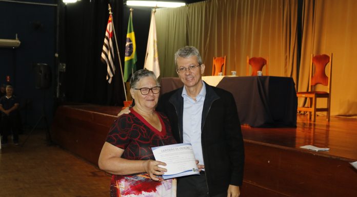 Prefeitura de Jandira entrega isenção de IPTU a idosos e pensionistas