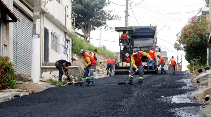 Pavimentação e recapeamento avançam em diversos bairros da cidade