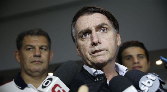 Bolsonaro e filhos reagem às denúncias de fake news nas redes sociais