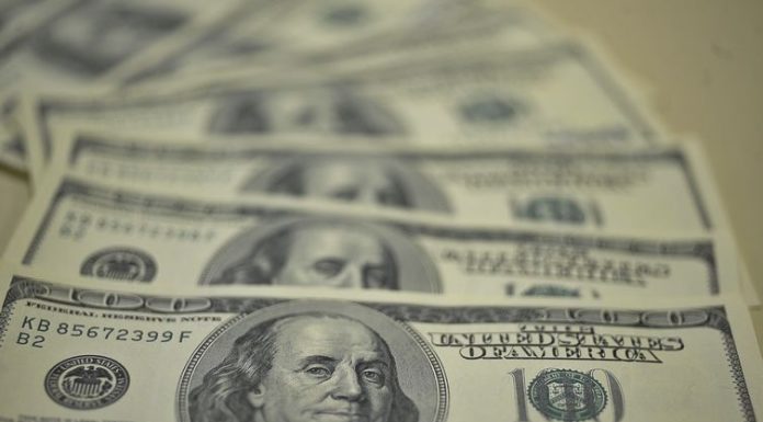 Dólar abre em alta a R$ 3,68 e Bolsa de Valores opera em queda