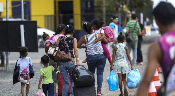Mais de 100 venezuelanos são transferidos para quatro cidades