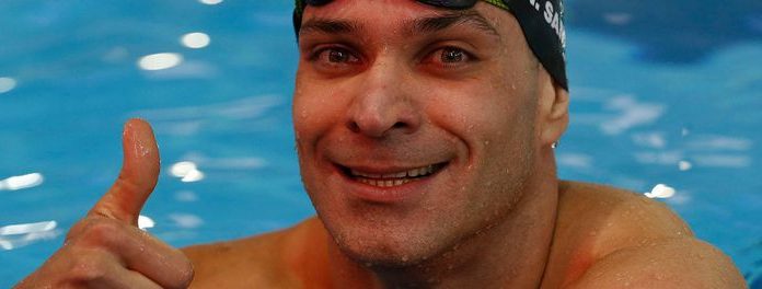 Nadador brasileiro bate recorde mundial nos 50 metros borboleta