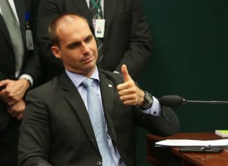 PF pede demissao de Eduardo Bolsonaro apos processo