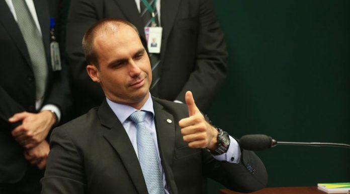 PF pede demissao de Eduardo Bolsonaro apos processo