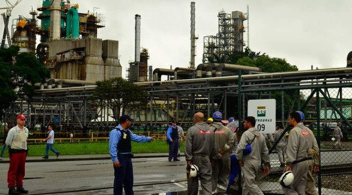Petrobras anuncia redução de 0,9% no preço da gasolina nas refinarias