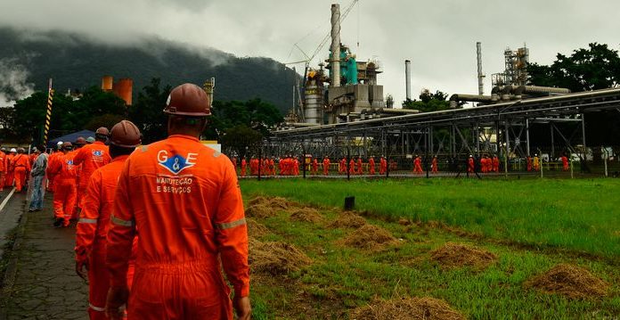 Petrobras reduz em 6,2% preço da gasolina nas refinarias