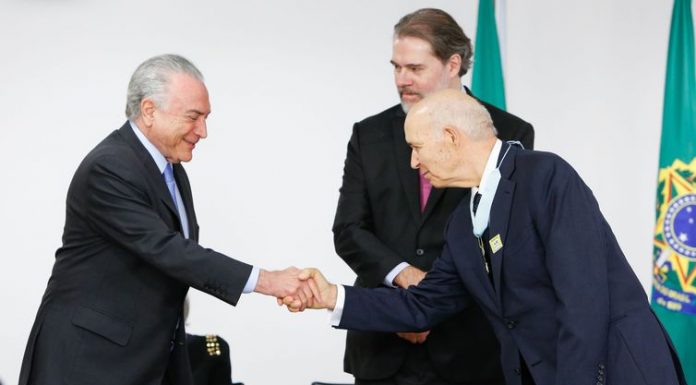 Temer entrega comenda a jurista que inspirou a Constituição brasileira