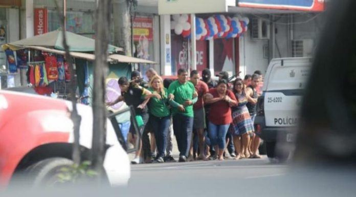 VÍDEO: Após usarem reféns como escudo, bandidos são mortos pela Polícia