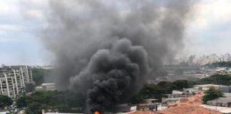 Avião cai em cima de casas em São Paulo – VEJA OS VÍDEOS