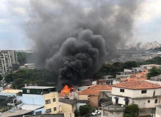 Avião cai em cima de casas em São Paulo – VEJA OS VÍDEOS