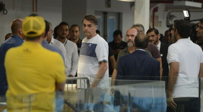 Bolsonaro volta a dizer que médicos cubanos são escravos da ditadura