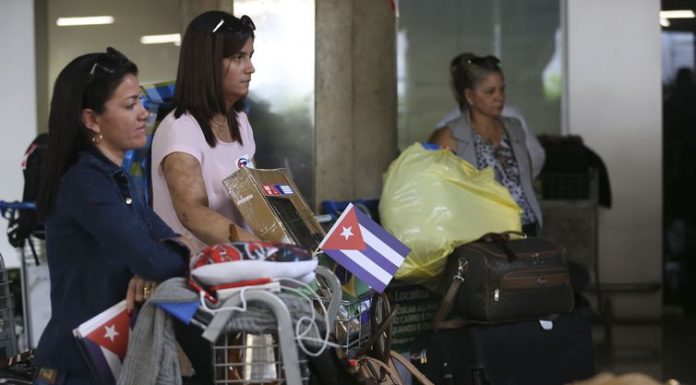 Quase 300 cidades ficaram sem médicos com saída de cubanos