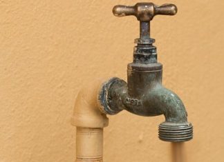 Após erro, moradores recebem esgoto nas torneiras, ao invés de água