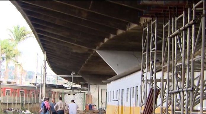 Trens são liberados próximo ao viaduto que cedeu em São Paulo