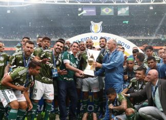 Com Bolsonaro no estádio, Palmeiras bate o Vitória e recebe a taça de Campeão Brasileiro