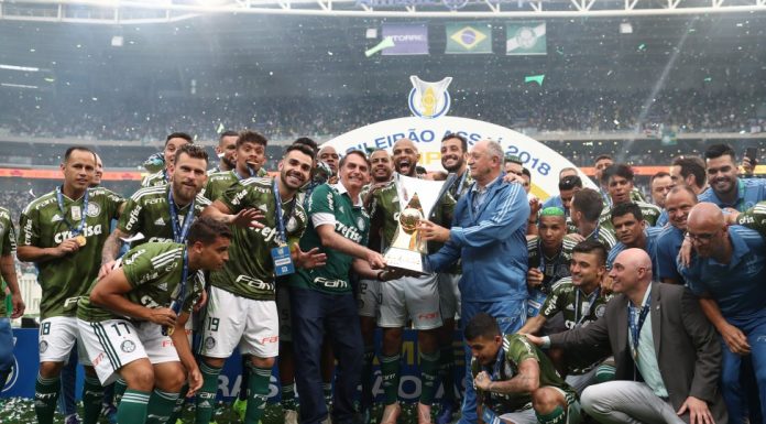 Com Bolsonaro no estádio, Palmeiras bate o Vitória e recebe a taça de Campeão Brasileiro